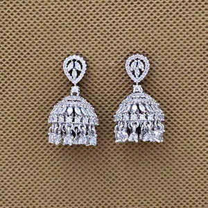 Bijoux de mode pour femmes Boucles d'oreilles Jhumki en zirconium cubique avec placage rhodium 2 tons - Product Image 3
