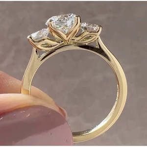 Bague de fiançailles à trois pierres en diamant de laboratoire certifié IGI 1,70 carat total, couleur D-E-F, pureté VVS-VS, forme ronde - Product Image 5