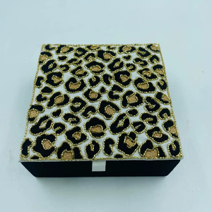 Boîte à bijoux unique en coton fait main avec un design de peau d'animal, brodée à la main, couleur personnalisée, logo promotionnel - Product Image 1