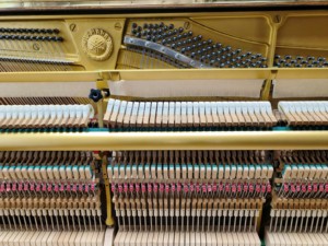 เปียโนยามาฮ่า W102 คุณภาพญี่ปุ่น 88 คีย์ แบบตั้งตรง สำหรับมืออาชีพ เสียงใสทรงพลัง พร้อมสำหรับการแสดงบนเวที ดีไซน์คลาสสิก - Product Image 5