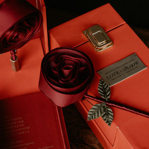 Caja de Regalo Rígida Premium, Rectangular, de Cartón, con Cierre Magnético Rojo, Logotipo en Lámina Dorada, Empaque de Alta Gama - Product Image 2