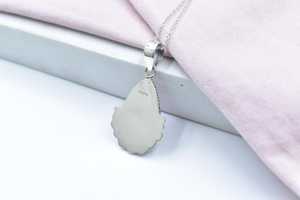 Collar Ajustable Hecho a Mano de 16 Pulgadas con Cadena Chapada en Rodio y Oro, con Colgante de Dalia Rosa y Turquesa en Plata de Ley, Unisex - Product Image 4