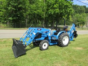 Tracteur compact LS avec chargeur frontal et pelle arrière, moteur essence, 4x4, conception à couple élevé - Product Image 1