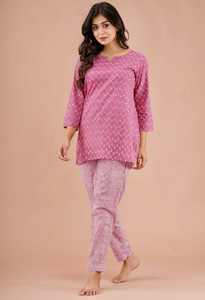 Vente en gros de couleur blanche Georgette tissu court Kurti fait à la main Nouvel arrivage Kurti pour dames - Product Image 3