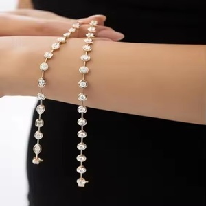 Bracelet tennis minimaliste en or jaune et diamant Bracelet en moissanite Cadeau d'anniversaire romantique pour femme - Product Image 3