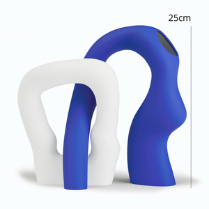 Jarrón Minimalista de Cerámica con Siluetas Intrincadas, Jarrón de Mesa Blanco y Azul Hecho a Mano para Decoración del Hogar - Product Image 4