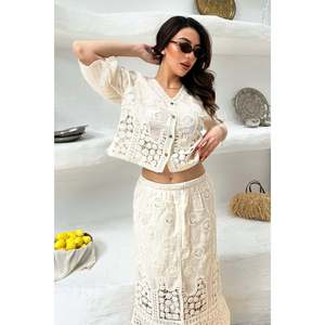 Conjunto de Blusa y Falda Bordada con Encaje Color Crema - Ecru - Product Image 3