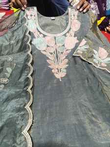 Conjunto de traje de 3 piezas étnico de moda pakistaní para mujer con hermoso color verde oscuro y trabajo de bordado completo en salwaar kameez - Product Image 3