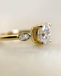 Bague de fiançailles en diamant Moissanite taille ovale 10x8mm | Pierres latérales marquises trois pierres | Argent sterling 925 plaqué or 18 carats - Product Image 5