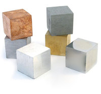 Ensemble de cubes pour l'investigation sur la densité, comprenant six cubes de même taille mais de volume différent à des fins expérimentales dans les écoles