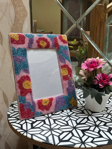 Marco de fotos hecho a mano en India con cuentas de semillas y un elegante diseño personalizado, con cuentas de semillas coloridas. - Product Image 2