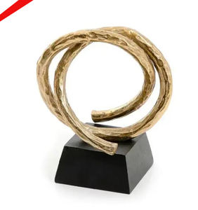 Escultura de Aluminio con Acabado Dorado y Base Negra, Diseño Elegante 2026, Forma Irregular, para Oficina u Hogar - Product Image 1