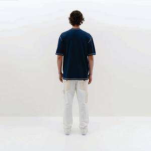 การออกแบบ OEM ระดับพรีเมียม: เสื้อยืดกีฬาของผู้ชายทรงสลิมฟิตแบบกำหนดเองพร้อมการเย็บที่ตัดกัน - Product Image 3