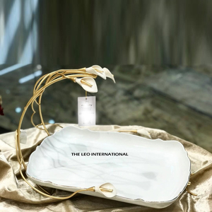 Plateaux de service en acier inoxydable de luxe de couleur personnalisée avec poignée en métal doré Palm Design pour une utilisation créative - Product Image 3