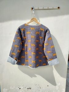 Veste en coton matelassé toutes saisons faite à la main pour femmes, vêtements d'extérieur décontractés imprimés en blocs indiens, cadeau de Noël d'hiver parfait - Product Image 5
