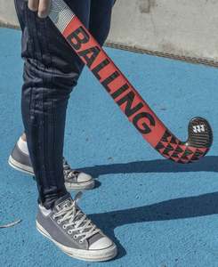 Palo de Hockey sobre Césped Profesional de Fibra de Vidrio Reforzada, Ligero, con Arco Extra Bajo, Hoja Maxi, Antideslizante, con Logotipo Personalizado, para Jóvenes y Niños - Product Image 1