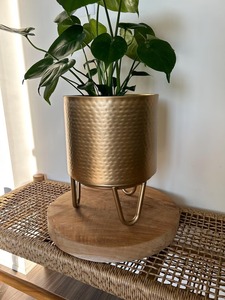 Maceta con diseño martillado de metal de diseño moderno para decoración de interiores y jardines al aire libre a un precio asequible - Product Image 3