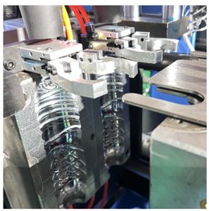 用户友好的易车系列<span class=keywords><strong>2</strong></span>腔1.5L聚酯瓶制造机 - Product Image 4