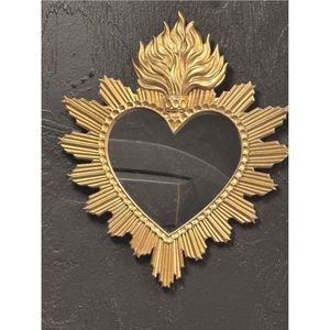 Espejo Milagro con Forma de Corazón en Dorado Antiguo, Decoración de Pared Inspirada en el Arte Folclórico Mexicano, Espejo de Metal Tallado a Mano con Diseño de Estrella - Product Image 3