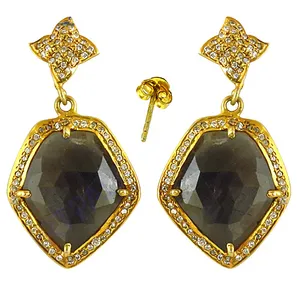 Boucles d'oreilles en forme de larme pour femmes avec plaqué or, pierre précieuse saphir, design de boucles d'oreilles pendantes pour mariages et fêtes - Product Image 1