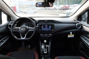 2024สีขาว Nissan Versa SR FWD (สภาพ Pre-owned-Excellent) พร้อมรีโมทเริ่มอุ่นที่นั่งระบบนำทางบลูทูธ - Product Image 5