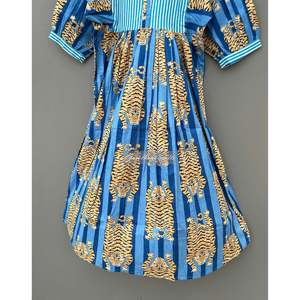 Vestido midi de algodón con estampado de tigre a rayas azules y silueta holgada - Product Image 5
