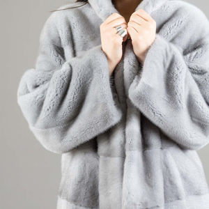 Elegante Chaqueta de Piel de Visón Gris con Cinturón de Cuero - Product Image 6