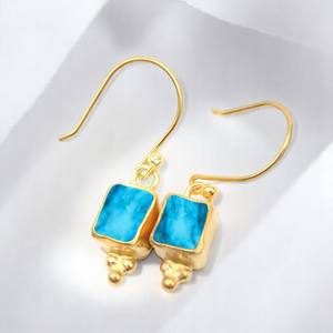 Nouvelle Arrivée - Boucles d'Oreilles Pendantes Rectangulaires Tendance en Argent Sterling Plaqué Or avec Pierre Précieuse Moissanite Brute 5x7 MM Faite à la Main - Pyramide Précieuse - Product Image 1