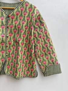 Veste matelassée réversible écologique à motifs floraux en jersey de coton respirant à boutons, dessinée à la main en Inde - Product Image 4