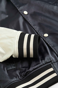 Veste universitaire en satin pour homme, taille conçue pour un brillant premium, rester élégant et confiant, style athlétique personnalisé - Product Image 6