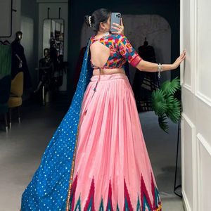 Lehenga Choli rose clair très demandé en soie Dola avec miroir Gamthi Navratri traditionnel spécial pour dames pour les fêtes - Product Image 2