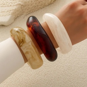 Bracelet en résine tendance, best-seller, cadeau pour femmes et filles, anniversaire ou anniversaire de mariage, disponible au meilleur prix - Product Image 1