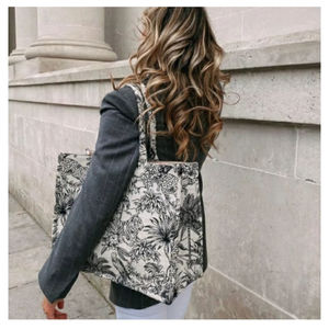 Sac fourre-tout en toile de coton imprimé toile parisienne avec motif toile vintage en beige et noir, conçu pour un transport quotidien élégant - Product Image 1