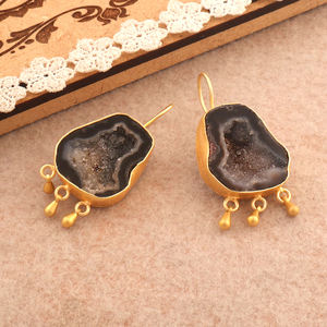 เสน่ห์ทองขนาดเล็กพร้อมคริสตัลสีดําธรรมชาติ geode ต่างหูห้อยดรูซี่เคลือบเคลือบทองสําหรับสุภาพสตรีต่างหูตะขอ - Product Image 1