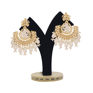 Daisy Delight ต่างหูชุบทอง Chandbali Kundan สไตล์ดั้งเดิมทางศาสนาคลาสสิกสำหรับงานปาร์ตี้ที่ทำจากโลหะผสม - Product Image 1