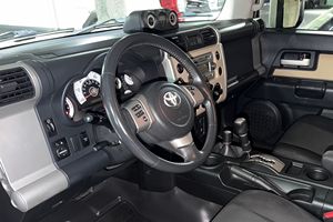 Toyota FJ Cruiser AWD Premier Plus 2014 Usado en Buen Estado, Sin Accidentes, Volante a la Izquierda/Derecha - Product Image 6