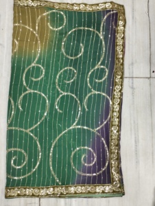 Sari Tradicional Indio de Moda Sencillamente Impresionante con Patrón Multicolor y Bordado Intrincado en Dorado - Product Image 2