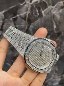 Montre de luxe unisexe 40 mm en acier inoxydable avec mouvement Miyota à quartz, sertie de moissanite de qualité supérieure taille baguette VVS, idéale pour les mariages - Product Image 2