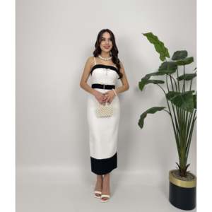 Vestido Satinado Aks 2079 con Adorno de Lazo y Tirantes, Silueta Ajustada, Cintura Natural - Product Image 1