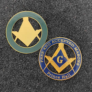 Cette médaille d'aigle de la croix d'or de qualité supérieure est fabriquée avec des détails fins et un design élégant, ce qui la rend idéale pour la maçonnerie - Product Image 3