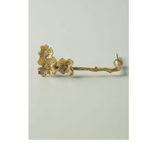 Perillas y tiradores de latón dorado con diseño de rama floral para decoración de cocina y cajones de cómoda - Product Image 4