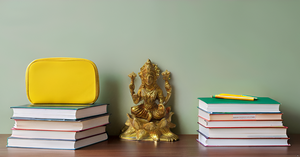 Laxmi sentado en Lotus hecho a mano diseño moderno estatua de latón escultura religiosa india para el hogar Oficina o decoración del templo - Product Image 3