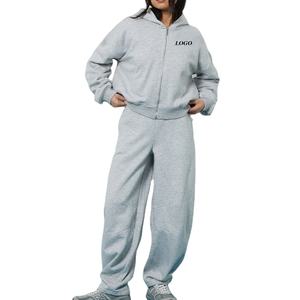 Ensemble de survêtement pour femmes avec haut à capuche et bas à taille élastique, design décontracté et tendance, manches longues, haute qualité et logo - Product Image 1