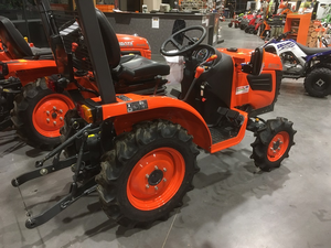 Meilleur tracteur de jardin diesel Kubota 2025 pour B1121 D 4x4 avec boîte de vitesses pour labourer de petits terrains, couper l'herbe et transporter des charges - Product Image 3