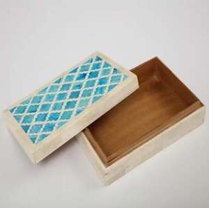 Caja de Madera Única Hecha a Mano, Decorativa, con Rayas de Resina Negra y Blanca, Diseño Estadounidense, Diseñada en India por Lametierartz - Product Image 4