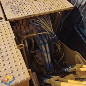 Vente flash : Excavatrice Caterpillar CAT313D d'occasion, poids opérationnel de 20 tonnes, prix bas, vannes hydrauliques Kawasaki, moteur, boîte de vitesses, pompe à engrenages - Product Image 5