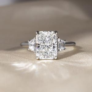 Anillo de compromiso de tres piedras blancas de corte radiante de 9x11mm con piedras laterales trapezoidales banda de plata joyería de aniversario de Boda nupcial - Product Image 1