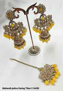 INDIEN MEHNDI POLONAIS TRADITIONNEL ET À LA MODE AVEC BOUCLES D'OREILLES DE PERLES ET ENSEMBLE MANGTIKKA POUR FEMMES ET FILLES - Product Image 4