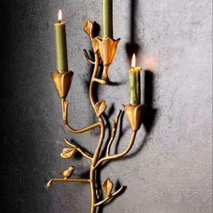 Applique murale en forme de branche dorée avec détail d'oiseau. Disponible aux prix de gros. - Product Image 1