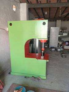 Presse hydraulique de type C de 30 tonnes avec moteur et pompe |   Presse industrielle robuste pour le poinçonnage, le pliage et le rivetage - Product Image 2